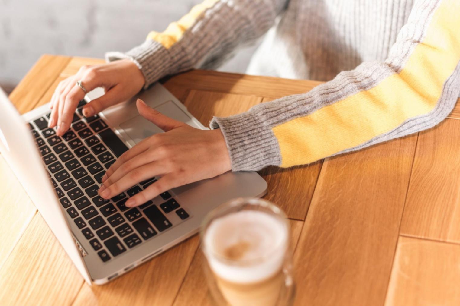 Modernes Büro mit Budgetplanungsunterlagen und Laptops auf einem Konferenztisch, was professionelle Finanzberatung symbolisiert