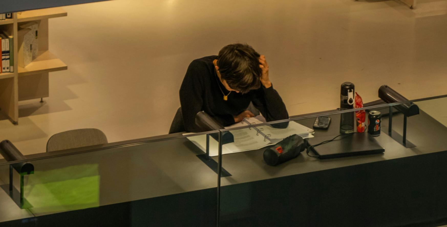 Moderne Büroumgebung mit digitalen Finanztools und Budgetplanungssystemen